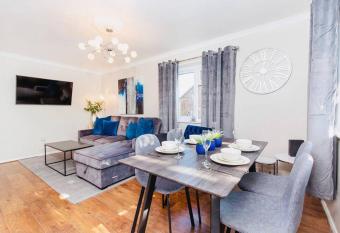 Lovely one bed apartment with free parking has Balcony rooms