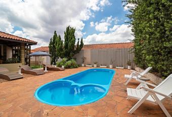 Pousada Rota das Cachoeiras allows 18 year olds to book a room