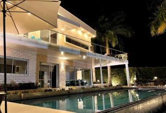 C  moda Casa Finca con Piscina - San Jer  nimo, Ant has rooms with a private hot tub