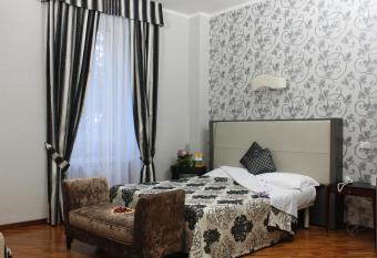 Hotel Villa Aricia has rooms with a private hot tub