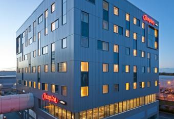 Hampton by Hilton London Gatwick Airport allows 18 year olds to book a room
