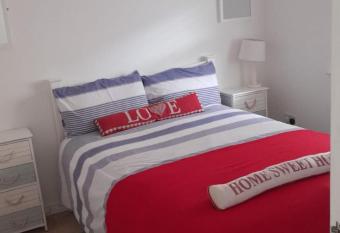 Bundoran Seaview Apartment Sleeps Seven plus baby has Balcony rooms