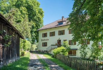Sallrain Hof Apartment 1 has Balcony rooms