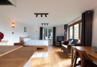 Owl and Dragon Studio allows 18 year olds to book a room