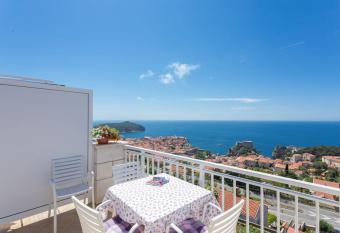Romantic Ap,with amazing view -free parking has Balcony rooms