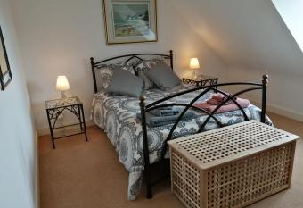 CHAMBRE D HOTES KER BEL LEUR allows 18 year olds to book a room