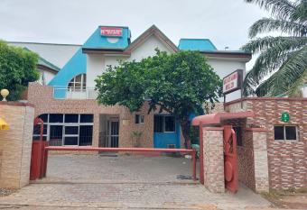 BAYS GARDEN HOTEL LTD allows 18 year olds to book a room