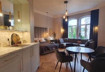 DK Premium Ballady i Romanse allows 18 year olds to book a room