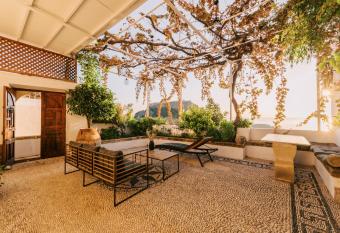 ARTE LINDOS VILLA has Balcony rooms