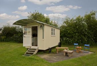 Mill Farm Shepherds Hut has Balcony rooms