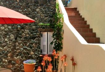 Bougainville House has Balcony rooms