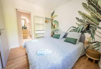 Le Pearl Appartement de charme en bord rivi  re allows 18 year olds to book a room