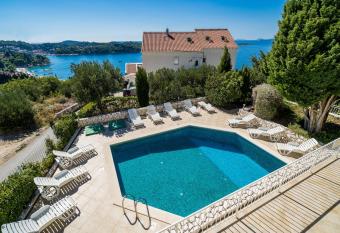 Comfort 1-Bedroom Apartment with Pool & Sea view has Balcony rooms