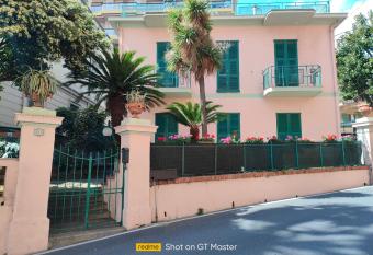 Villa Arcobaleno Rond   Garibaldi Sanremo has Balcony rooms