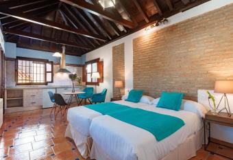 SUITES CASA DE LAS COLUMNAS allows 18 year olds to book a room
