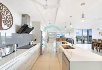 ZEN LUXURY: 2-Story 4-BR Penthouse in Darwin City with Mindal Markets & Harbour Views allows 18 year olds to book a room