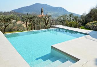 Borgo Petrarca has Balcony rooms