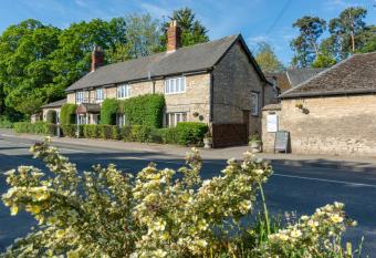 Jersey Arms Hotel Bicester allows 18 year olds to book a room