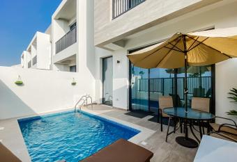 RH-Luxury & Stylish 3BR Villa with private pool near beach in RAK has Balcony rooms