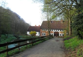 H  llenm  hle Bed & Breakfast at the Mill Pond allows 18 year olds to book a room