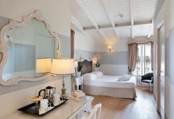 Hotel Rapallo allows 18 year olds to book a room