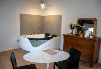 Chiesatonda Resort has rooms with a private hot tub