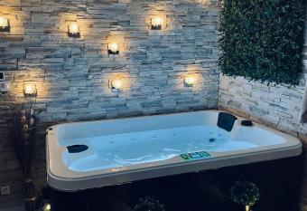 BY NEPTUNE - Appartement rustique JACUZZI allows 18 year olds to book a room
