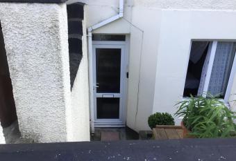 Apartment with shared garden and basic equipments allows 18 year olds to book a room