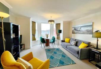 Beautiful chic apartment, lift, views & parking allows 18 year olds to book a room