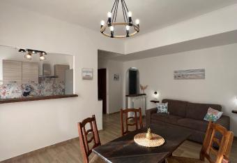 Waikiki House has Balcony rooms