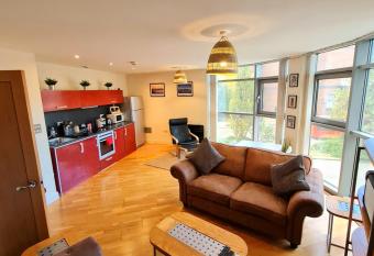 Cardiff City centre Apartment lifestyle!! allows 18 year olds to book a room