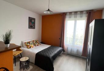 Reims voyage allows 18 year olds to book a room