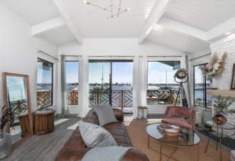 South Bayfront Entire Home 6 bed / 4.5 bath has Balcony rooms