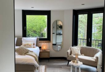 Boutique Hotel LE   BAR allows 18 year olds to book a room