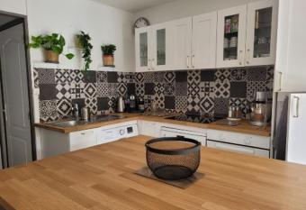 CHARMANTE MAISON AVEC JACUZZI has rooms with a private hot tub