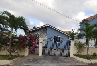 Oak Villa Montego Bay has Balcony rooms