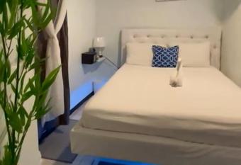 Blue Royalty has Balcony rooms