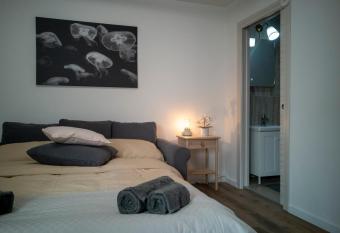 King House B&B Catania has rooms with a private hot tub