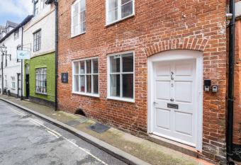  Goshawk  1 bed apartment in Ludlow town centre allows 18 year olds to book a room