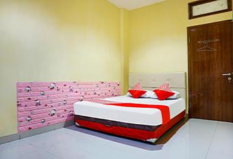 OYO 91182 Kos ta Homestay Makassar allows 18 year olds to book a room
