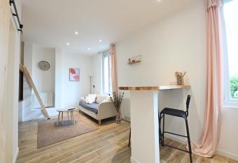 La Tribut Calme et moderne gare de Tours allows 18 year olds to book a room