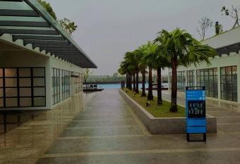 UnuSuaL VacatioN aWay fRom HoMe has Balcony rooms