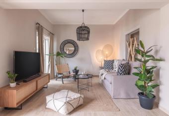 Minimal Retreat w/ Watercoloured Sunset View allows 18 year olds to book a room