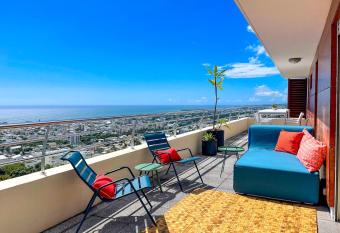 Le P  trel dans les Nuages - Appartement avec terrasse en plein ciel dominant Saint-Denis has Balcony rooms