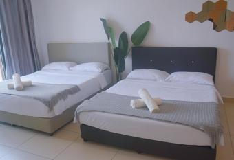Family Studio 6pax at Midhill Genting Free WiFi with aircond has Balcony rooms