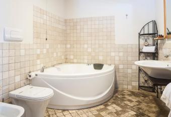 Best Western Hotel Santa Caterina has rooms with a private hot tub