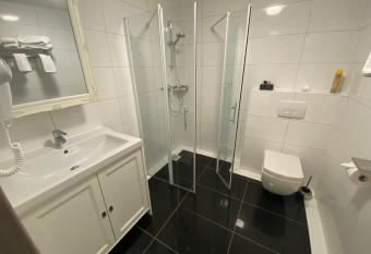 Pension am Weberhof nur 20 Autominuten von M  nchen has Balcony rooms