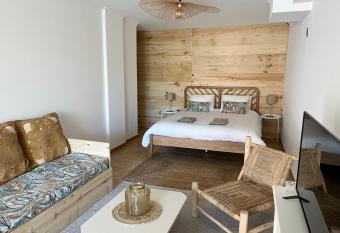 Sesimbra Natural Room and private access allows 18 year olds to book a room