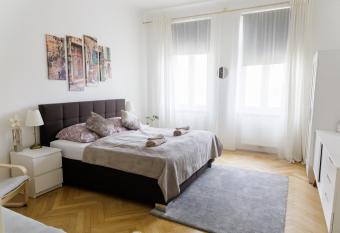 Moonlight one bedroom apartment with porch located in vienna near Sch  nbrunn and Westbahnhof has Balcony rooms