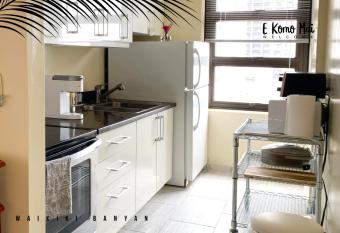 A Block away to Waikiki Beach/Pool/Free Parking allows 18 year olds to book a room